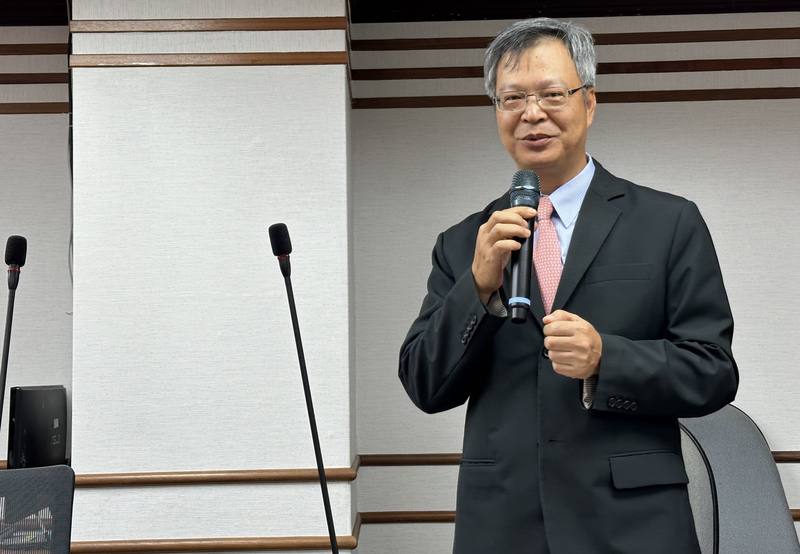 出國旅遊潮，民眾申辦護照爆量，外交部東部辦事處處長胡琪斌28日表示，外交部領事事務局9月3日起將試辦「有條件式線上申換護照」，服務再升級