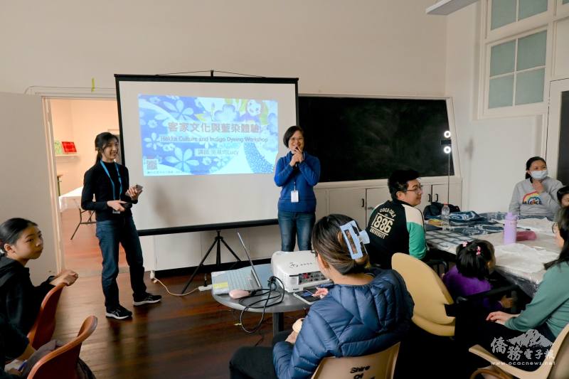 老師吳淑均(Lucy Wu)上課介紹藍染