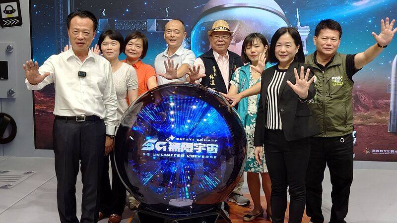 「5G無限宇宙」主題展28日起在嘉義縣北回二館太空教育館登場，嘉義縣長翁章梁（左）、數位發展部數位產業署主任秘書黃雅萍（右2）等人共同參與開幕啟動儀式