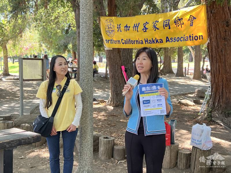 金山灣區文教中心主任莊雅淑現場推廣僑委會的「i僑卡」