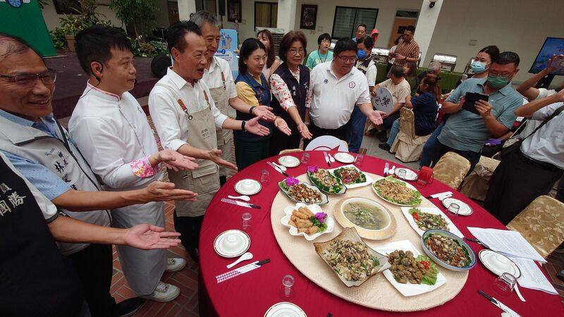 嘉義縣長翁章梁（左3）29日攜手28家在地美食業者及台中市馨苑小料理米其林餐廳等，在縣府辦記者會推廣東石鮮蚵，現場擺出鮮蚵宴，多道料理讓人食指大動