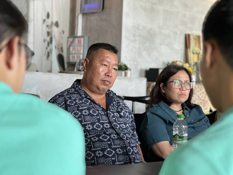 台灣農業青年大使與大馬農友交流，碾米廠業者林卯順（中）過去曾赴台學習農業技術，並將技術帶回大馬大面積種植水稻，他與農業青年大使交流務農經驗。