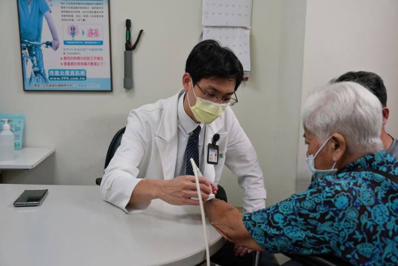 花蓮慈濟醫院胸腔外科醫師鍾秉儒（左）指出，在西方地區因吸菸引起的肺癌比例高，但在台灣2/3肺癌患者並不吸菸，尤其不少女性不吸菸也罹患肺腺癌，可能與空氣污染、廚房油煙有關，有些病人出現嚴重咳嗽、背痛症狀才就醫，常已是第4期肺癌。（花蓮慈濟醫院提供）