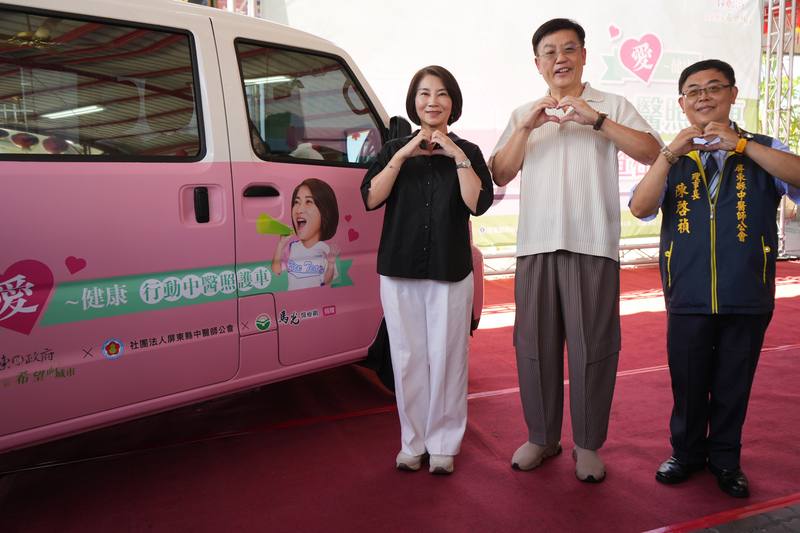屏東縣政府與屏東縣中醫師公會合作啟動行動中醫照護服務，並獲馬光中醫診所捐贈1輛行動中醫照護車，29日在崁頂鄉北勢村北隆宮舉辦捐贈儀式，縣長周春米（左）、馬光中醫醫療網執行長黃福祥（中）及屏東縣中醫師公會理事長陳啓禎（右）出席