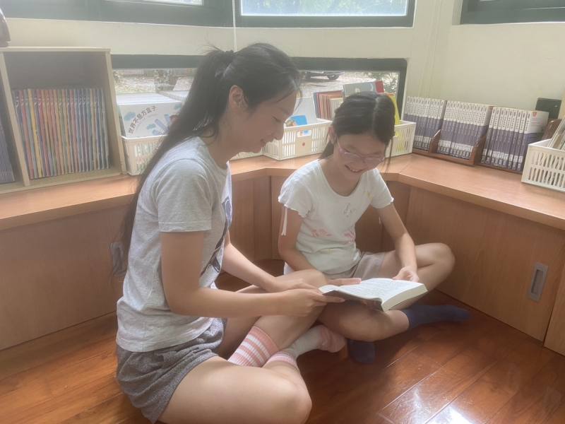 國立臺北教育大學附設實驗國民小學家長與孩子在圖書館共享親子閱讀美好時光