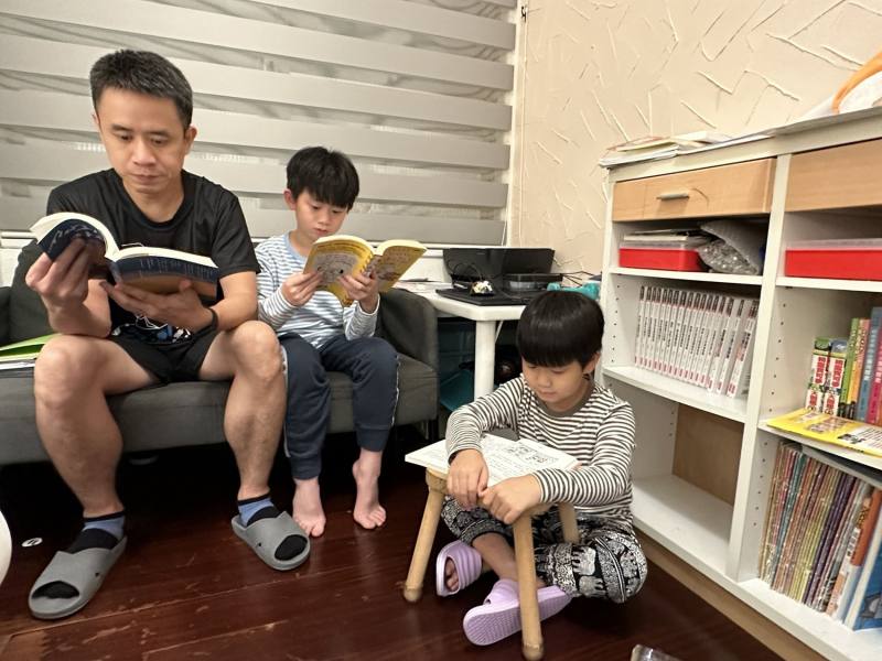 桃園市南勢國小家長陪伴孩子一起閱讀