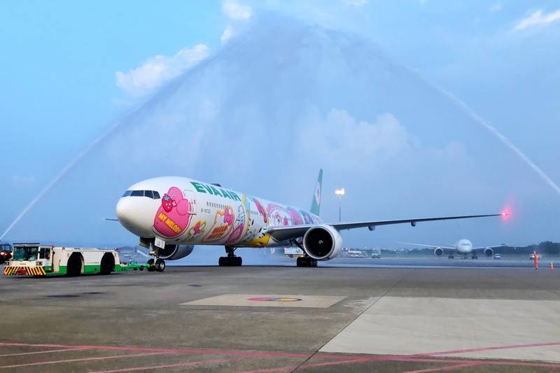 長榮航空再度攜手日本三麗鷗公司推出3架全新Hello Kitty彩繪機，首架「閨蜜機」28日在桃園國際機場亮相並舉行台北–芝加哥首航儀式，航班起飛前以水門禮慶祝