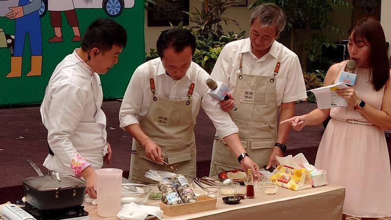 嘉義縣政府29日舉辦「東石蚵營業中」記者會，邀民眾依「東石蚵美食地圖」，品嚐具生產履歷鮮蚵，縣長翁章梁（左2）與農業部漁業署代理署長王正芳（左3）現場烹煮美味蚵仔料理