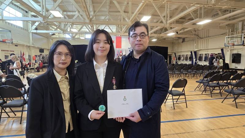 18歲的台裔二代陳若婕（中）是年紀最小的獲獎者，父母稱她從小就關心地球、呵護生態，她的小貢獻能獲得如此大肯定，深感驕傲