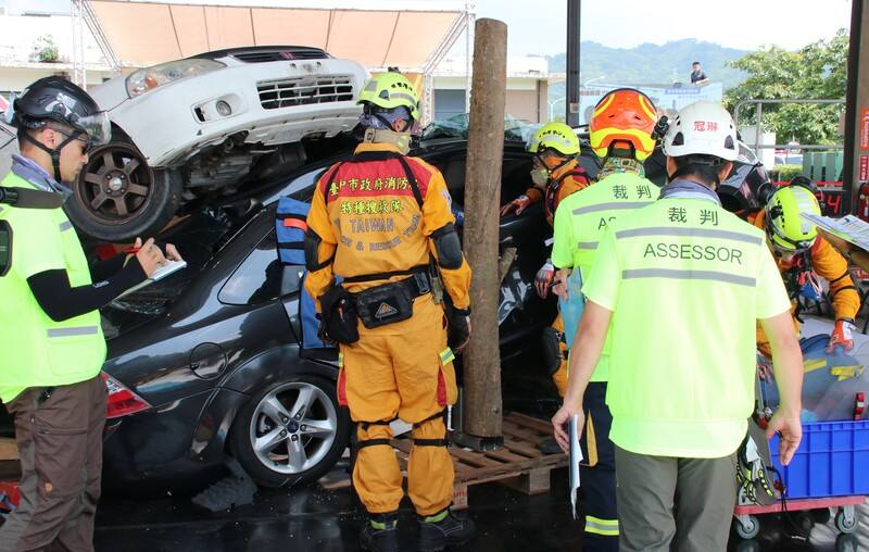 消防署車禍救援挑戰賽29日在南投展開，吸引台灣11個縣市消防局、日本隊競技，依救援時限及傷患人數設定標準脫困、複雜脫困組別，考驗人員技術及裝備使用
