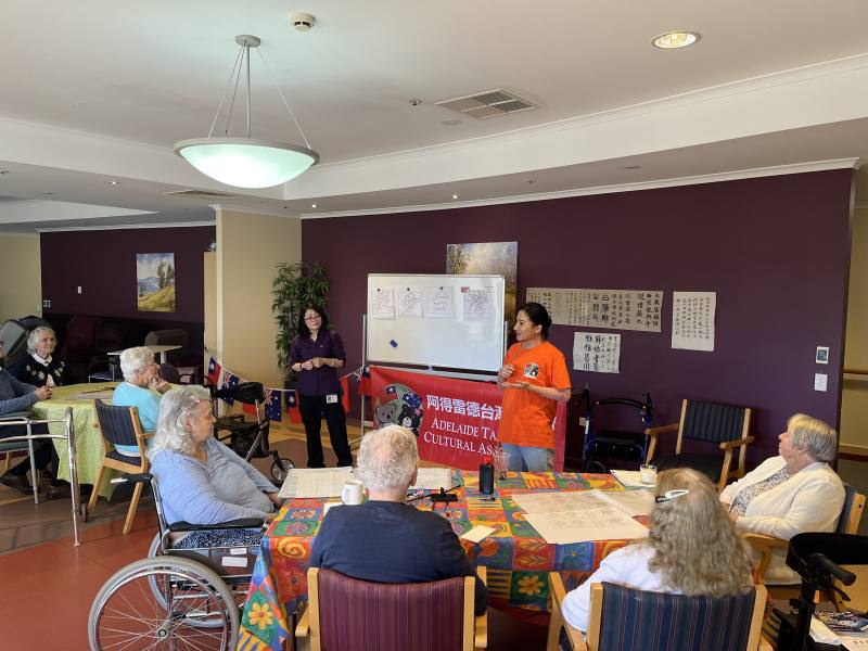 青年會志工講解臺灣繁體字的美感