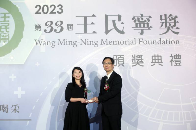 高雄醫學大學指出，肺結核是全球單一病原引起最多死亡的傳染病之一。高醫大醫學系助理教授黃虹綾（左）結合人工智慧（AI）技術，協助開立潛伏結核感染處方，獲國科會的吳大猷先生紀念獎。圖為黃虹綾2023年獲王民寧獎肯定。（高雄醫學大學提供）