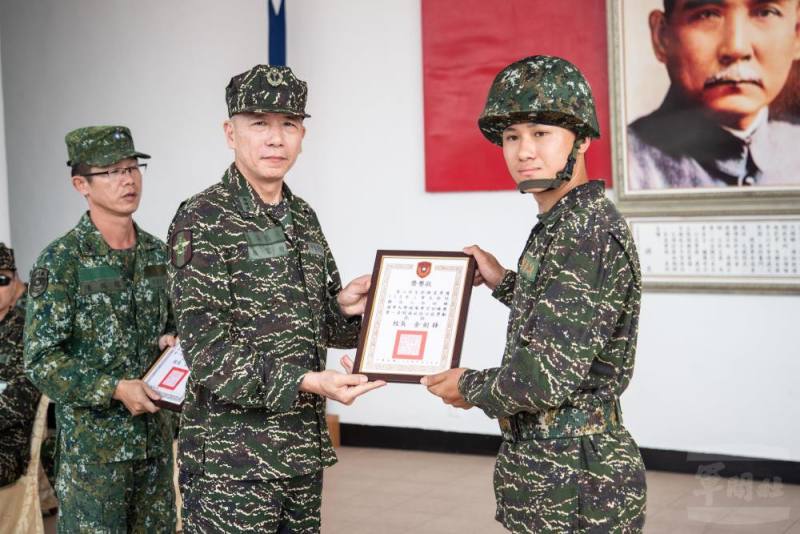 梅總長頒獎表揚入伍訓練團體總成績績優單位及單項成績績優個人
