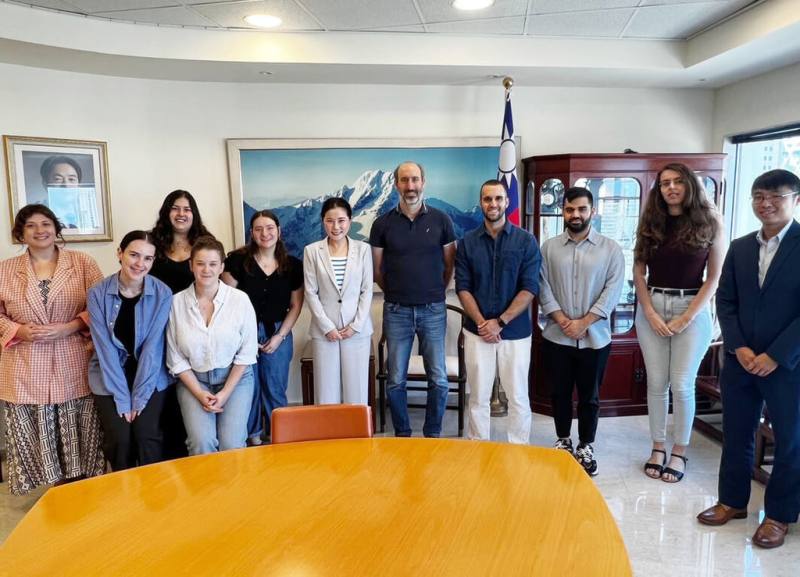 耶路撒冷希伯來大學師生訪台團成員與駐以色列代表李雅萍（右6）28日於代表處大廳合影留念。（駐以色列代表處提供）