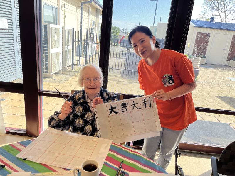 許多長輩都是第一次拿起毛筆與書寫中文字對此感到非常有趣