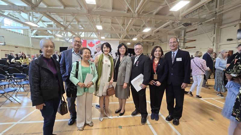 積極貢獻社區的台裔加拿大人，包括張理瑲(左3)、吳權益(右3)獲得查爾斯三世國王加冕勳章。駐溫哥華辦事處處長劉立欣(右2)讚揚他們的卓越成就進一步提升了台灣的能見度