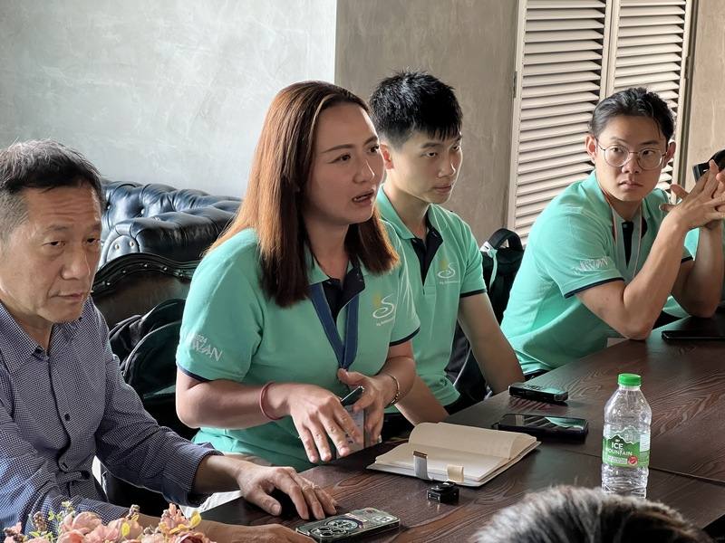 台灣農業青年大使與大馬農友交流，台灣從事冷凍水產漁業的張書寧（左2），與大馬農友分享工作經驗，並說明目前台灣農漁業面臨的挑戰與轉型