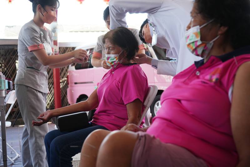 為提升醫療服務可近性，屏東縣政府啟動社區行動中醫照護服務，29日在崁頂鄉北勢村北隆宮提供診療，許多長輩前來看診