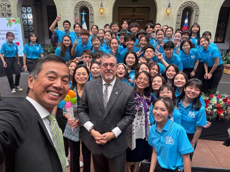 瓜地馬拉總統阿雷瓦洛（Bernardo Arévalo）與青年大使自拍親切互動