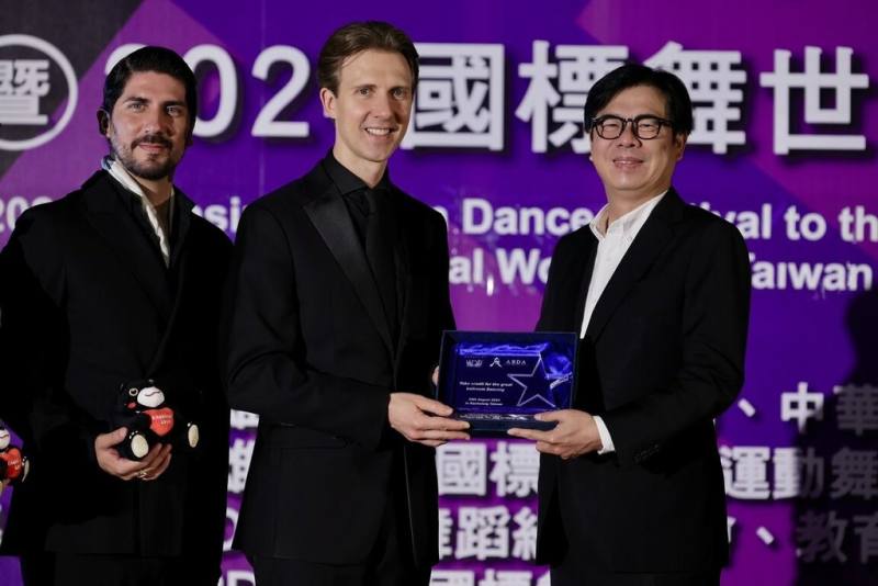 「高雄舞蹈節暨國標舞世界盃台灣站」29日在鳳山體育館登場，高雄市長陳其邁（右）出席開幕儀式，並致贈高雄熊布偶給世界舞蹈組織總會及歐洲舞蹈組織。（高雄市政府提供）