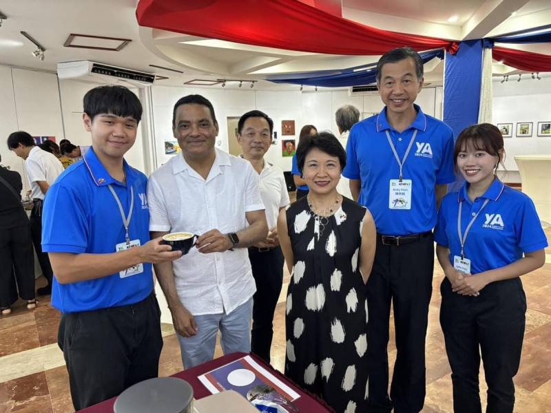 貝里斯外交部長馮賽卡（Francis W. Fonseca）觀賞青年大使咖啡拉花，外交部非政府組織國際事務會執行長陳剛毅（右二）及駐貝里斯大使徐儷文（右三）陪同