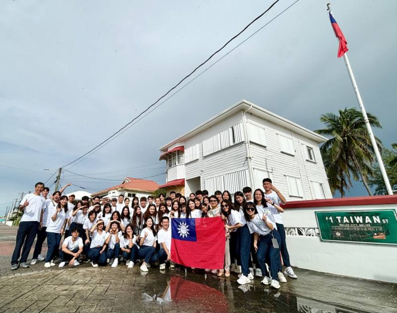 全體青年大使在我國駐貝里斯大使館前合影