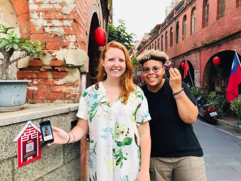 為迎接國際旅客，金門縣政府109年起專為手機用戶推出「金門行動旅服」，參觀景點時進入系統即可獲取多國語言導覽介紹。（金門縣政府提供）