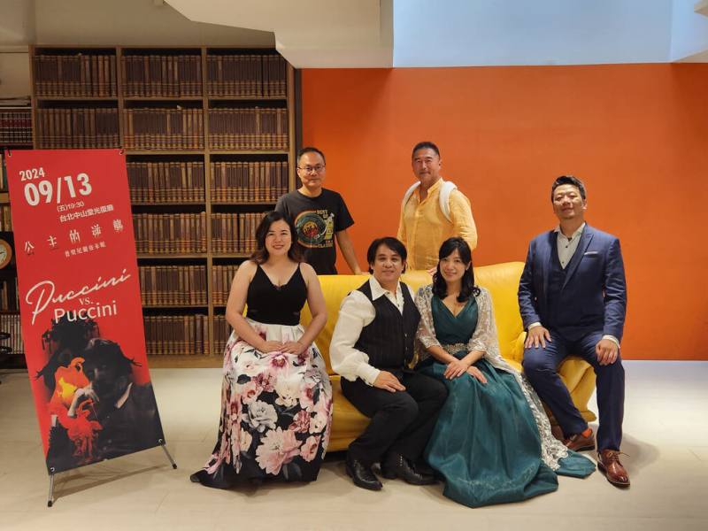 樂興之時管絃樂團9月將推出「公主的逆襲 普契尼徹夜未眠」，以原創劇情串聯作曲家普契尼（Giacomo Puccini）多首經典詠嘆調，全劇由導演鴻鴻（後左）執導，指揮江靖波（後右）撰寫原始文本，另類演出普契尼的一生。（樂興之時管絃樂團提供）
