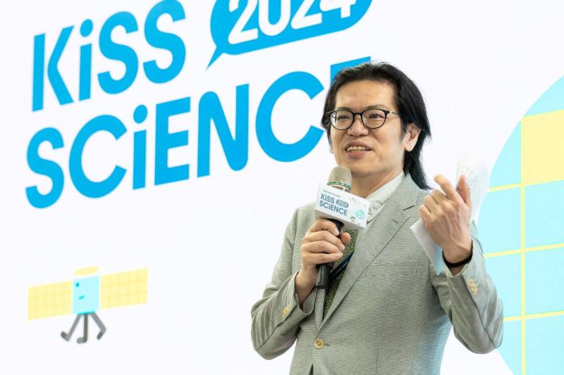 國科會辦理「2024 Kiss Science」，自10月5日起5個周休假期，陸續開放全臺124個科研場域，活動規模歷年最大。陳炳宇副主委特別感謝所有參與單位的熱情相挺，幫助學童及青少年能透過不同視角理解科學。