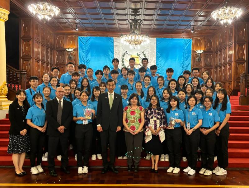 瓜地馬拉文化暨體育部部長葛拉希歐索（Liwy Grazioso，右五）及次長柯蒂（Laura Cotí，右四）與青年大使會晤