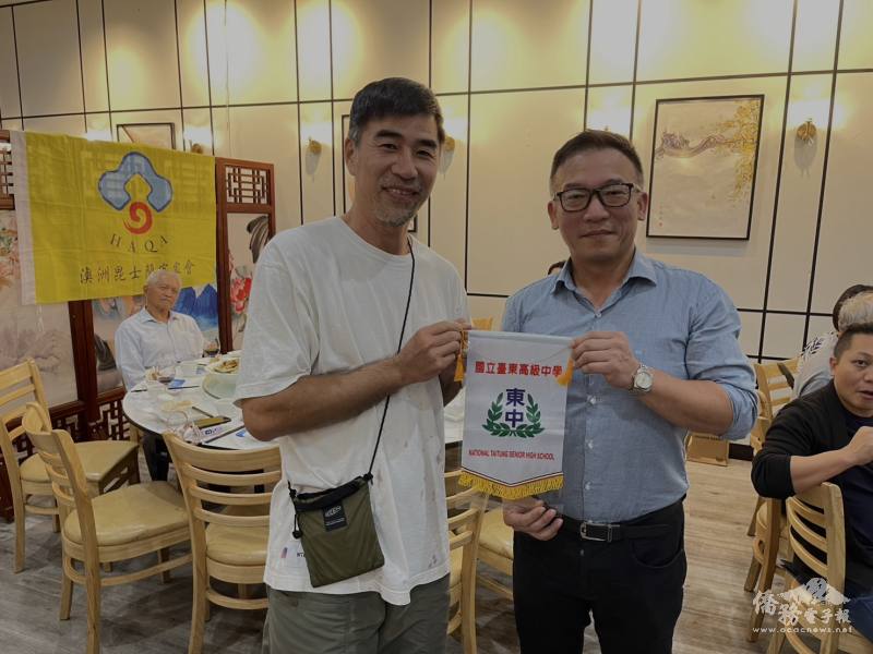 臺東高中籃球隊教練邱聖豪（左）致贈紀念品予昆士蘭客家會會長鄭仲哲（右）