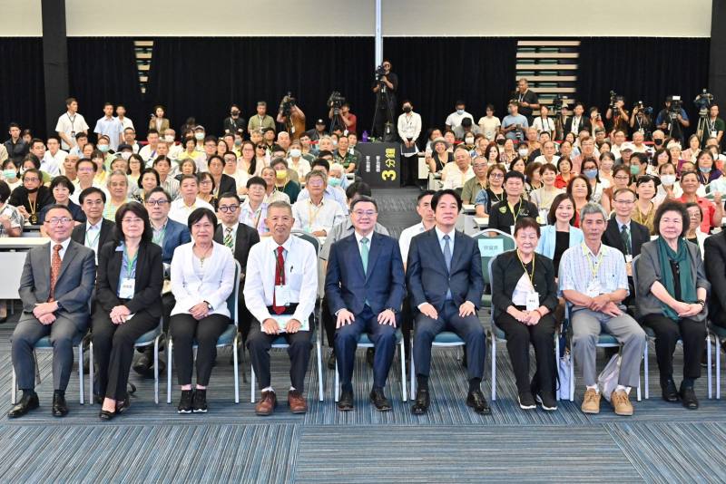 行政院長卓榮泰31日陪同賴清德總統出席「誌過去，致未來–113年平復國家不法暨頒發名譽回復證書聯合典禮」