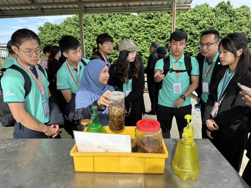農青大使參觀馬來西亞博特拉大學有機示範農場，農場管理員介紹生物農藥製作方式