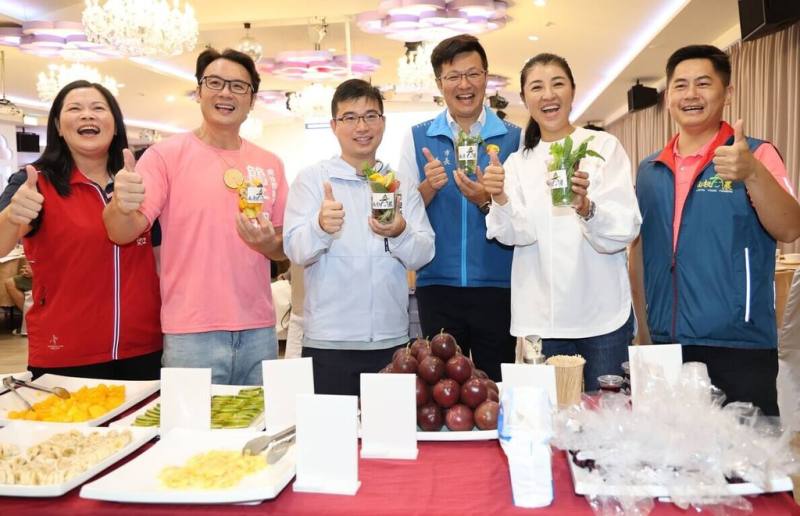 南投縣青年農民聯誼會2日辦理會員大會，縣長許淑華（右2）出席品嚐蔬果活力杯並表示，縣府將持續為青農拓展行銷平台並輔導出國交流。（南投縣政府提供）