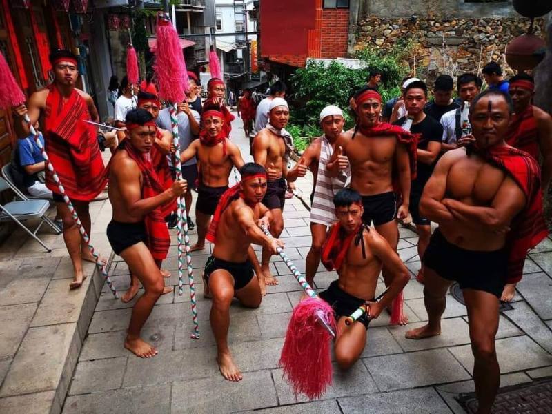 113年馬祖秋慶「鐵板燒塔節」將於22日登場，踩街活動中，參與隊伍需發揮創意打扮，穿梭於仁愛村的大街小巷中。圖為過往舉辦情形。（馬祖有個周小馬追淚人提供）