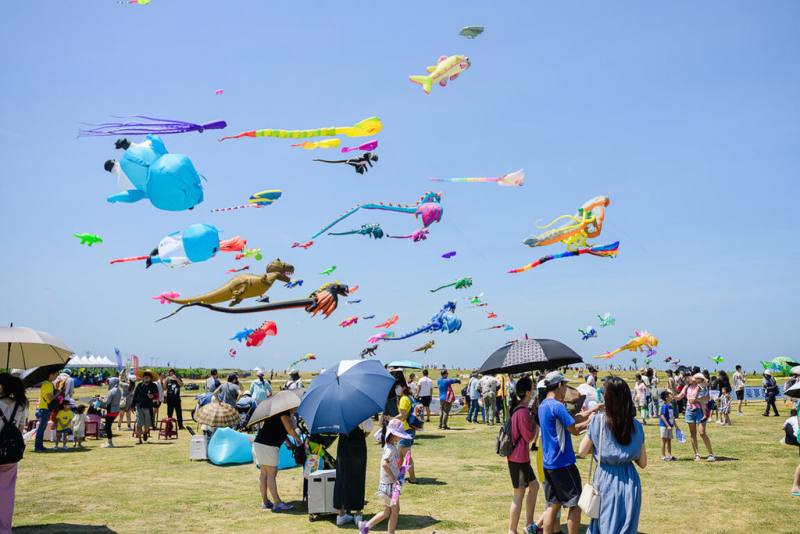 2024新竹市國際風箏節31日起一連兩天在新竹漁港舉行，今年以Dragon Day為主題，現場有眾多龍型風箏翱翔天空，吸引民眾目光。（新竹市政府提供）