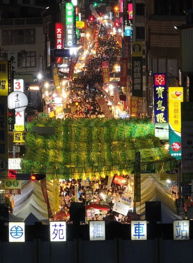 農曆7月30日鬼門關前夕，苗栗縣苑裡鎮一年一度的「鬼門關夜市」1日晚間吸引大批人潮前往朝聖，苑裡火車站前為公路、天下路等街道滿是人潮。（民眾提供）