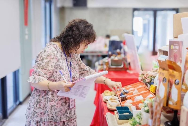 新北市6月底展開「新北嚴選」活動，經評審實際試吃後，選拔出30家美食名店、30家特色商品、10樣新北茶點，近期結果出爐。（經發局提供）