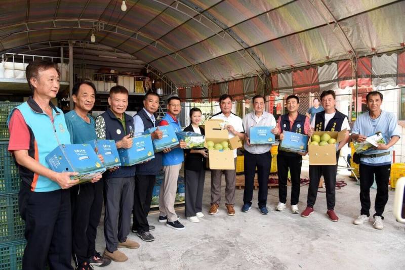 苗栗縣西湖鄉是台灣西部文旦柚重要產地之一，柚農以有機耕作及友善石虎認證成功打入國際市場，30日將1700箱文旦裝箱封櫃，準備運往新加坡，苗栗縣長鍾東錦（前右5）等人到場見證。（苗栗縣政府提供）