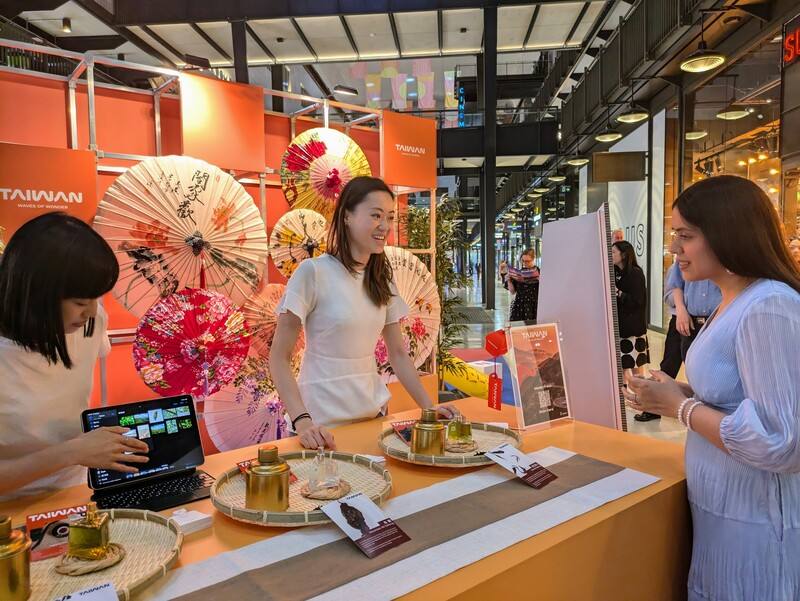 觀光署在倫敦人氣休閒購物中心設置攤位推廣台灣觀光新品牌概念Waves of Wonder，茶香水讓Shweta（@Shweta.wanders，右1）等英國網紅驚豔