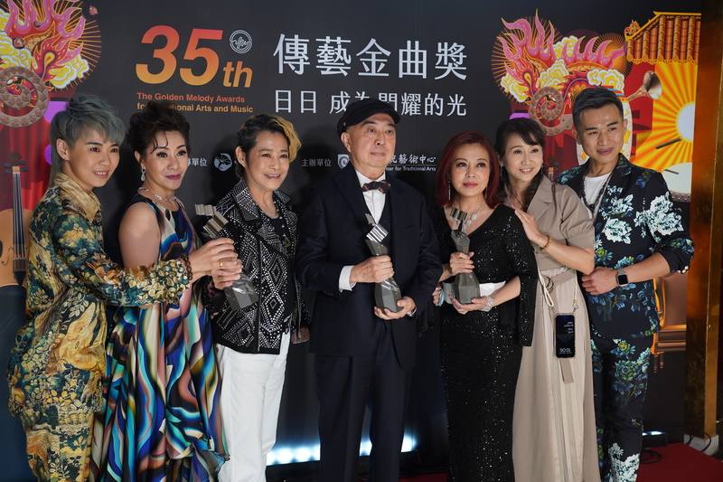 第35屆傳藝金曲獎頒獎典禮31日晚間在台灣戲曲中心隆重舉行，秀琴歌劇團以「鳳凰變」獲頒最佳年度作品獎，劇團代表頒獎後開心持獎座合影留念
