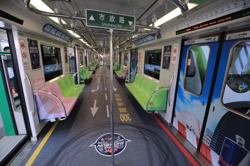 台中國際賽車封街展演將於28日登場，2日首度開箱台中捷運推出的主題彩繪列車，車廂中可看到整列列車變成賽道、市政路的路標，地上也有賽車燒胎痕跡。（台中市政府提供）