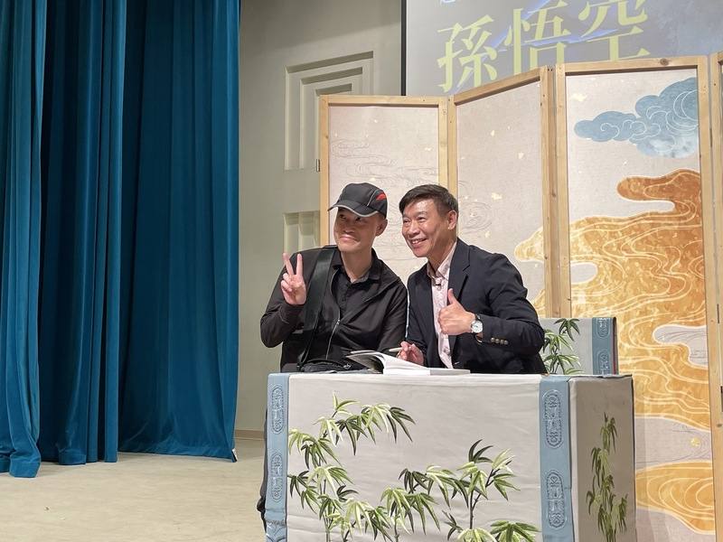 資深京劇演員朱陸豪（右）31日下午在國家圖書館出席講座活動，吸引不少民眾參與，並帶著朱陸豪自傳新書「戲班、悟空、七十三變：朱陸豪的人生故事」到場索取簽名、合影
