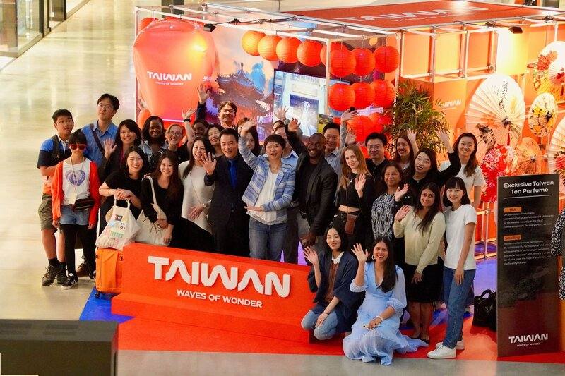觀光署8月30日至9月1日在倫敦人氣地標「巴特西發電站」休閒購物中心設置攤位，推廣台灣觀光新品牌概念Waves of Wonder，英國網紅與民眾同歡，觀光署駐倫敦辦事處主任林毓珊、駐英代表處公使柳惠千，以及中華航空和長榮航空的英國分公司代表出席。（觀光署駐倫敦辦事處提供）