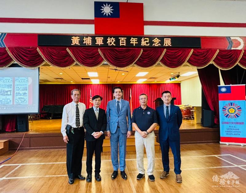 (左起)眷村聯誼會會長葉竣圖、亞特蘭大文教中心主任歐宏偉、駐亞特蘭大辦事處處長王翼龍、美東南區空軍大鵬聯誼會會長喬為智及空軍武官高東安合影