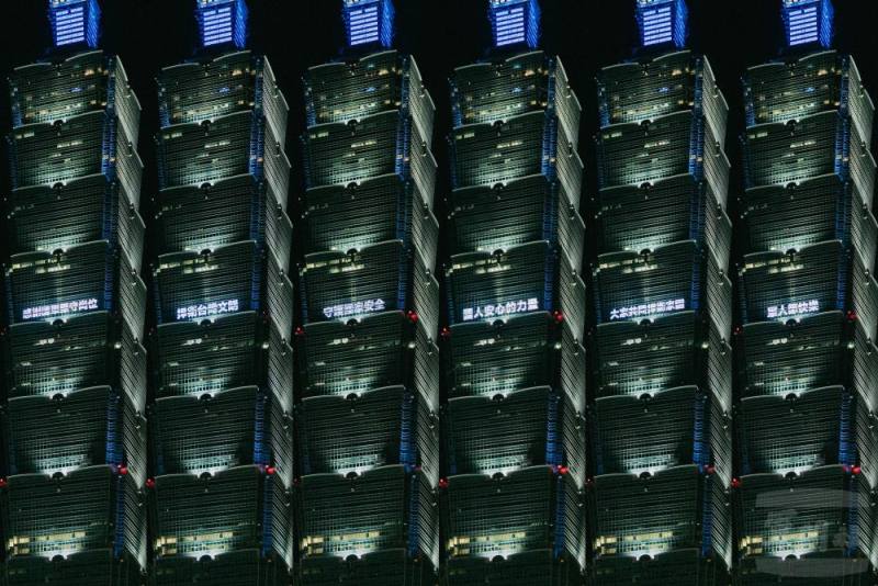 101大樓北面外牆依序呈現六幅字樣，向國軍表達敬意。（軍聞社記者林庭暉攝）