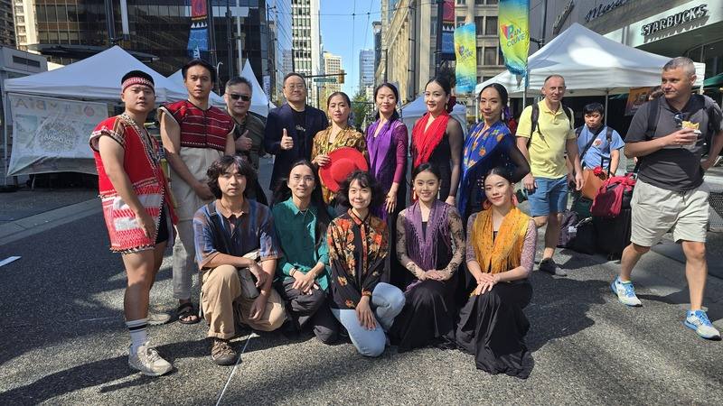 溫哥華台灣文化節開幕，參與演出的藝文界人士合影，期盼透過不同的形式來詮釋今年的活動主題「與西班牙對話─講過去的話，過去講的話」，讓民眾進一步認識台灣文化