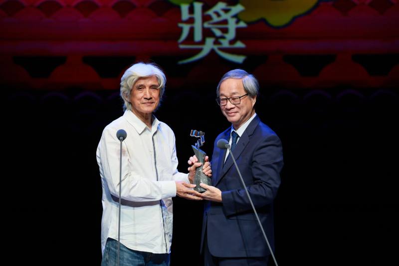 Culture Minister Li Yuan (left) presents the Special Award to theater scholar Chiu Kun-liang