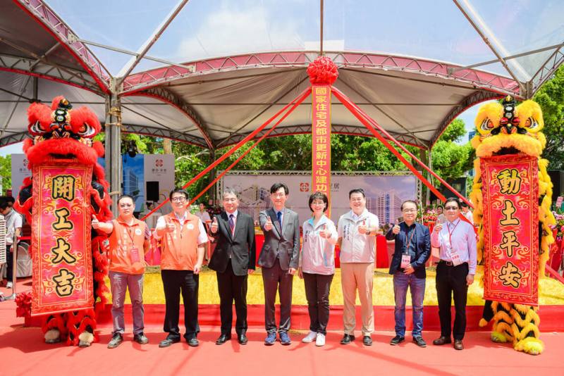 位於新竹市東區的「建功安居」社會住宅3日正式舉行開工動土典禮，內政部次長董建宏（左4）出席致詞表示，全台租金補貼申請案件中，竹市占了3%，盼以社會住宅、包租代管等政策，解決年輕人居住需求。（新竹市政府提供）