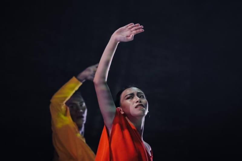 「bulabulay mun？」是蒂摩爾古薪舞集於2022年疫情間創作的舞作，在德國威瑪藝術節的新版本中，總監巴魯．瑪迪霖有意識地強化女性在作品中角色，男女舞者的力量變得更平衡，以傳達當代重視的性別平權概念。（蒂摩爾古薪舞集提供）